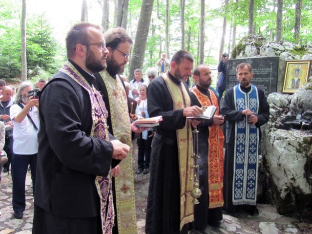 ГОСПИЋ, 20. ЈУНА /СРНА/ - Над Шарановом јамом на Велебиту, у Хрватској, данас је служен парастос поводом Дана сјећања на Јадовно 1941. године, када су усташе на најсвирепији начин убиле више од 40.000 жртава, углавном Срба.