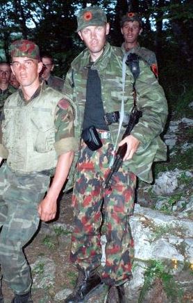 ЈУРИШЕВИЋ3- ДЕСНО СА АК47