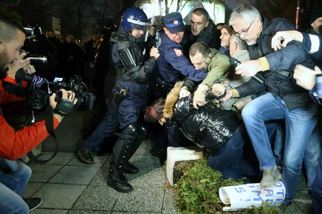Сукоб са полицијом на протесту против Закона о раду испред Скупштине РС 