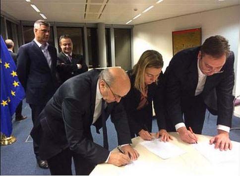 Потписивање Бриселског споразума, уз осмех