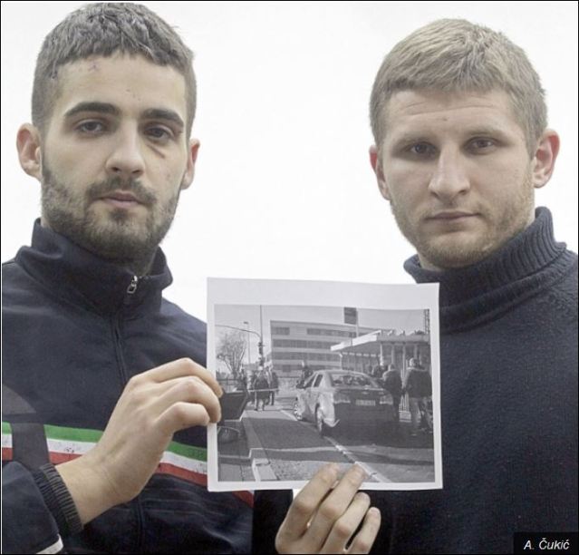 Пребијени без разлога: Марко Симић и Зоран Новаковић показују излупани ауто