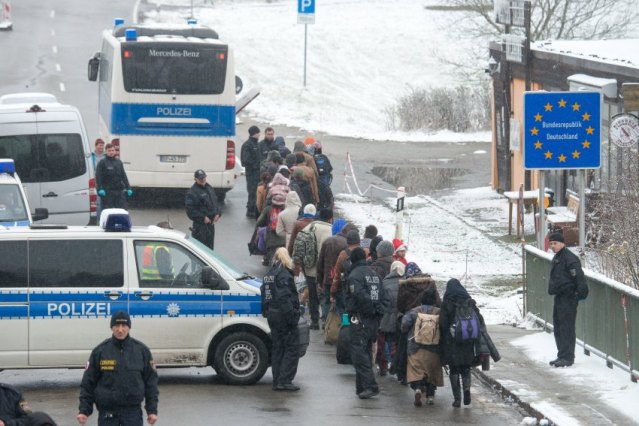 Flüchtlinge gehen am 21.11.2015 an der deutsch-österreichischen Grenze nahe Wegscheid (Bayern) nach Deutschland. Der Wintereinbruch in Bayern trifft auch die Flüchtlinge in der Passauer Grenzregion. Foto: Armin Weigel/dpa