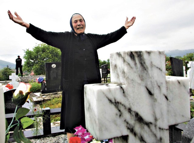 Нема већег бола од мајчинског: Над гробом сина у Скеланима, Фото: Associated Press