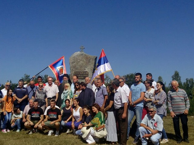 VLADIKA JOANIKIJE PORED OBNOVLJENOG SPOMENIKA (1)