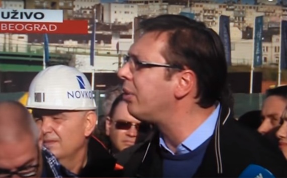 Vucic ludacki gleda novinarku (1)