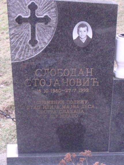 Слободан Стојановић, који је у лето 1992. у Доњој Каменици ухваћен, мучен и убијен. За његово убиство се терети Албанка Елфета Весели, која је била борац у армији Насера Орића.