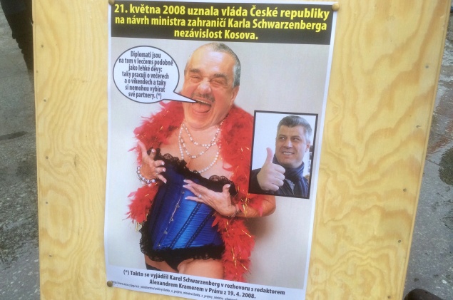 Plakát vysmívající se Karlu Schwarzenbergovi za jeho výrok, že diplomat je něco jako lehká děva, také si nevybírá partnera. (Foto: Radim Panenka)