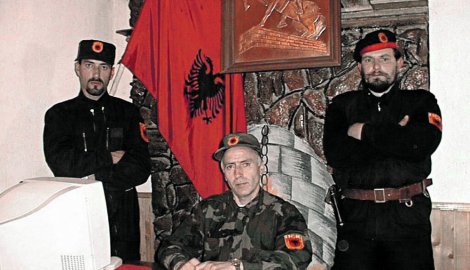 Јакуп Краснићи (у средини)