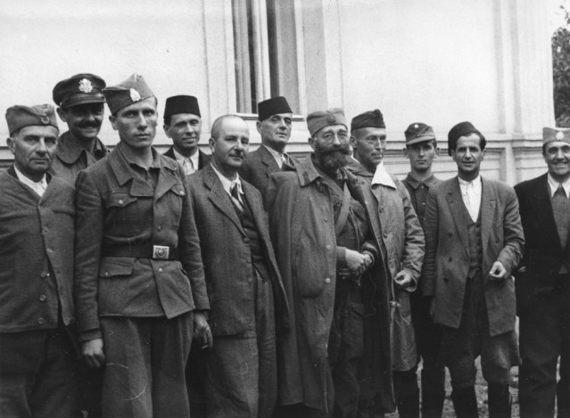 Генерал Дража Михаиловић и амерички пуковник Мекдауел (трећи с десна) са муслиманским првацима у Семберији око 1. октобра 1944. Стоје с десна на лево Мустафа Мулалић, члан ЦНК, Мустафа бег Салихбеговић, Хасан бег Муратбеговић, Мустафа Пашић, Махмуд бег Пређиловић, Ибрахим бег Пређиловић. Други с лева капетан Џон Милодраговић