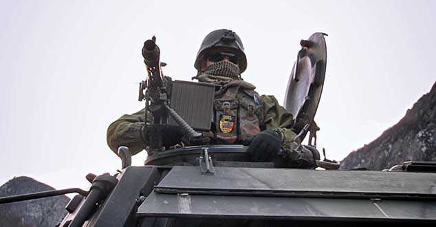 Окупаторски НАТО војник на северу Косова и Метохије помаже у успостваљању границе између централне Србије и Косова и Метохије.