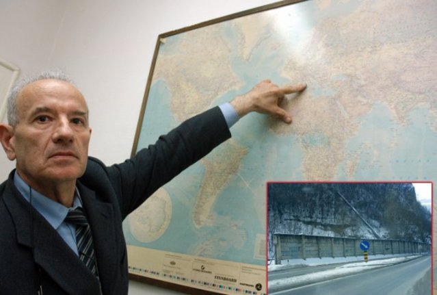 ФОТО КУРИР: Никола Алексић показује војни тунел у коме је нуклеарни отпад