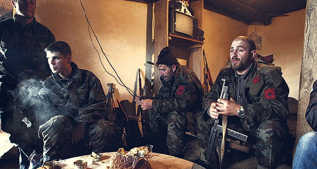 Терористи УЋК, пред један од мучких напада које су изводили. 