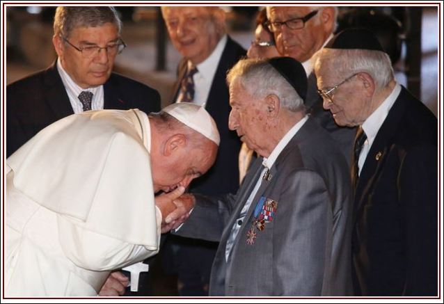 Папа љуби руку Ротшилду