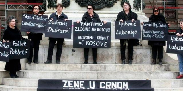 Zene u crnini su organizovale skup "Rekonstrukcija zlocina" u Beogradu, 16. marta 2014. (BETAPHOTO/MILOS MISKOV/EV)