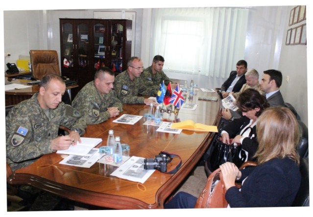 Реферисање домаћина амбасадору О’ Конелу у просторијама шиптарске „Бригаде за брзо реаговање“; обратимо пажњу, заставе на столу – В.Британије, „Косова“ и Албаније