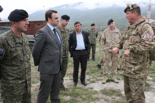 Амбасадор на терену, прати обуку у друштву британских војних инструктора и шиптарског пуковника Геција