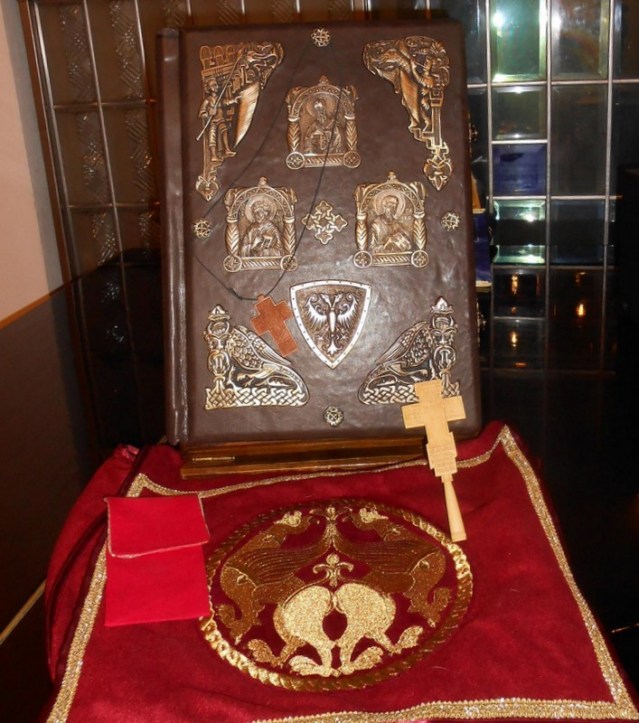 Луксузно издање МИРОСЛАВЉЕВОГ ЈЕВАНЂЕЉА – поклон Путину (тежина 11 килограма и 100 грама)