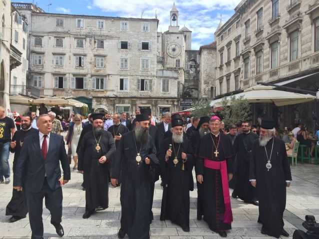 ПИСМА БЕЗ ОДГОВОРА, ДОК ЗА ТО ВРЕМЕ ШЕТАЈУ ПО РИМУ И ПРОДАЈУ ВЕРУ ЗА ВЕЧЕРУ... ПРВИ С ЛЕВА У ЗЛОУПОТРЕБИ ФУНКЦИЈЕ - МИЛЕТА РАДОЈЕВИЋ. ПРВИ С ДЕСНА У ИЗДАЈИ ВЕРЕ - ЈОВАН ШУМАДИЈСКИ