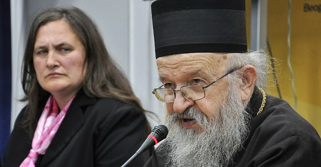 Епископ Артемије и Светлана Стевић (лево) пре прогона владике