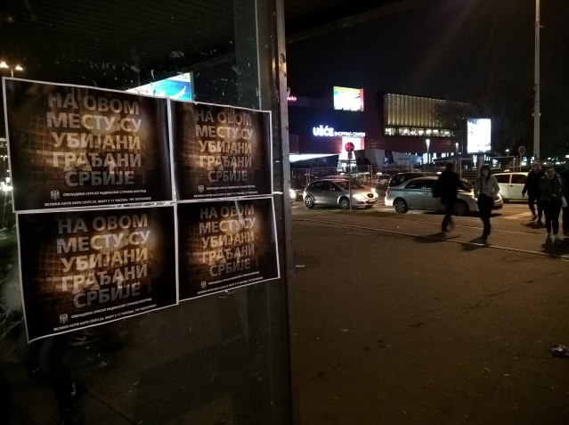 Плакати "На овом месту су убијани грађани Србије" код ТЦ Ушће (Фото: Фејсбук)