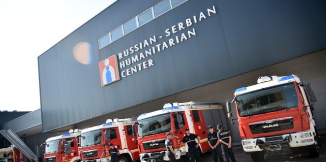 Nis, 17. septembra 2015. - Ministar unutrasnjih poslova Nebojsa Stefanovic sa sardnicima preuzeo je danas u sedistu Srpsko-ruskog humanitarnog centra u Nisu kljuceve pet novih autocisterni za gasenje pozara, koje je Rusija obezbedila za Srbiju.Jedno vozilo odmah ce biti upuceno u Presevo, a drugo za Kanjizz gde se nalaze izbeglice, receno prilikom preuzimanja kljuceva dok ce ostala tri vozila biti upucena u nacionalne parkove. FOTO TANJUG/ DIMITRIJE NIKOLIC/ bk