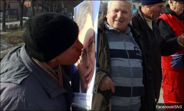 Слику твоју љубим: Народ обожава Вучића и кад му премијер завлачи руку у џеп