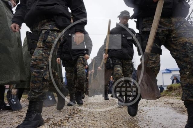 Novi Pazar, 13. marta 2016 - Pripadnici Vojske Srbije, Zandarmerije, policije, vatrogasnih sluzbi i clanovi omladinskih organizacija, jutros su na filterskom postrojenju krenuli u akciju punjenja preko 3000 dzakova sa peskom, kako bi spremno docekali moguce poplave u Novom Pazaru. Clan kriznog staba Nihad Hasanovic zahvalio se pripadnicima Vojske i Zandarmerije kao i svim ostalim organizacijama koji su se ukljucili u ovu akciju vrlo bitnu za stanovnistvo Novog Pazara. FOTO TANJUG / IRFAN LICINA / bb
