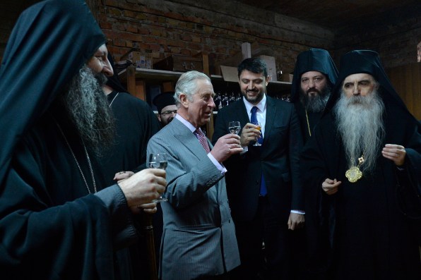 Kovilj,17. marta 2016. - Princ Carls u vinskom podrumu manastira Kovilj. Princ od Velsa posetio je danas manastir Kovilj na Fruskoj gori. Prilikom dolaska britanskog princa oglasila su se crkvena zvona, a njega je docekao otac Isihije, episkop backi Irinej Bulovic, mitropolit zagrebacko-ljubljanski Porfirije i vladika jegarski Jeronim. FOTO TANJUG/ ZORAN ZESTIC/ bk