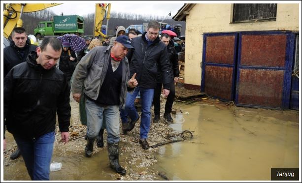 Редовна активност: Вучић у блату