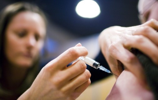 A student receives a measles vaccine injection at the Ecole Polytechnique Federale de Lausanne (EPFL) in Ecublens near Lausanne March 23, 2009. Both the University of Lausanne (UNIL) and EFPL have started a three day vaccination campaign to help eradicate a growing Swiss measles epidemic, in which more than 28 cases were discovered in both schools, out of a total of 370 in Switzerland since the start of the year. REUTERS/Valentin Flauraud (SWITZERLAND HEALTH EDUCATION)