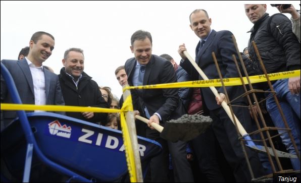 Синиша Мали асфалтира