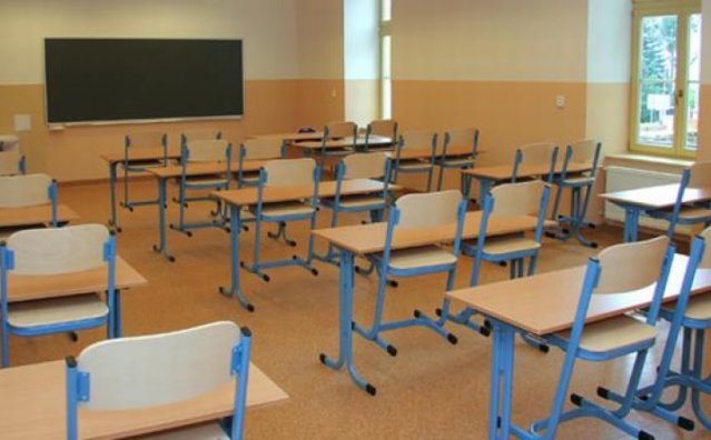 prazna-klupa-718x446