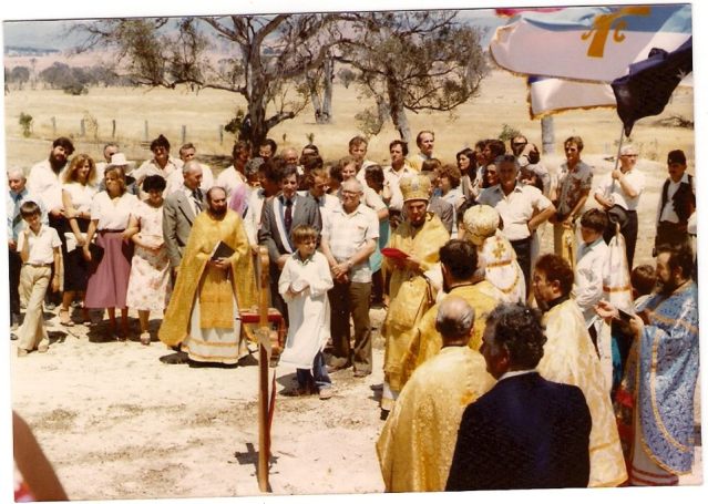 Владика Дионисије са свештенством, принц Андреј, принц Томислав Карађорђевић и верни народ Слободне СПЦ (архива Б.Јевтовић)