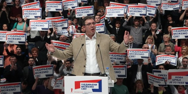 Kikinda,30. marta 2016.- Ko ne izadje 24. aprila na izbore "glasace" za proslost, porucio je danas lider SNS Aleksandar Vucic (S) u Kikindi i pozvao gradjane da na izborima glasaju za modernu, pristojnu i naprednu Srbiju. On je takodje istakao da je glas na predstojecim izborima glas za to ko ce da bude premijer, te ponovio da ce se svi drugi za dan ujediniti ukoliko budu imali samo jedan glas vise. FOTO TANJUG/ JAROSLAV PAP/ nr