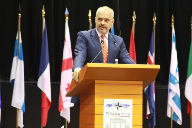 27073205140_5679a55ea9_o-700x467