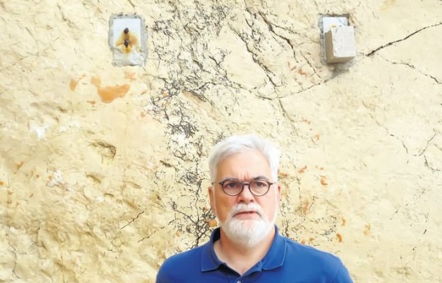 Професор др Борис Беговић, члан удружења „Јадовно 1941.” (у позадини се види место где је стајала спомен плоча) Фото лична архива