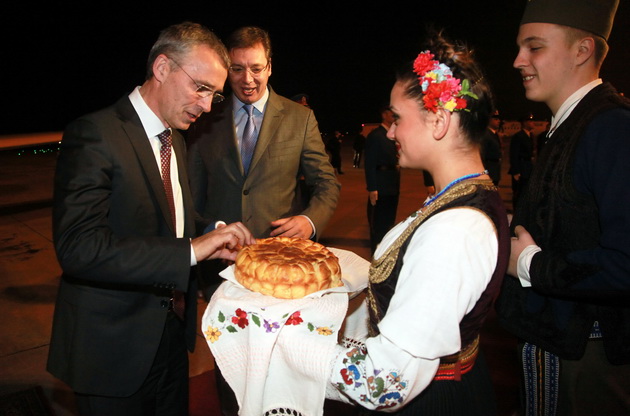 Beograd, 19.11.2015. - Premijer Srbije Aleksandar Vucic docekao je generalnog sekretara NATO-a Jensa Stoltenberga, danas na beogratskom na aerodromu "Nikola Tesla". (BETAPHOTO/vLADA SRBIJE/SLOBODAN MILJEVIC/DS)