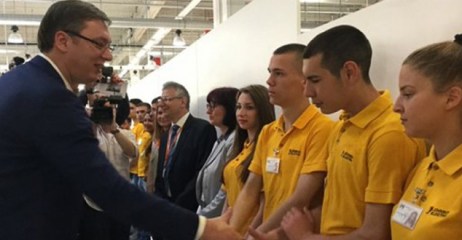 Наручена младост за Вучића...