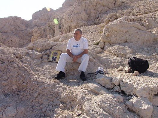 Др Душан Басташић: На мјесту логора Слана на острву Паг, уз икону Светог Вукашина, новомученика Јасеновачког и Клепачког. 