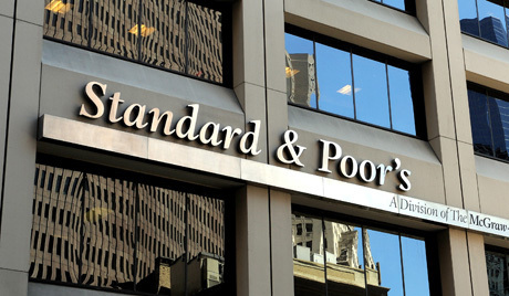 epa02824987 (FILE) A file photograph shows a view of the offices of Standard and Poor's in New York, New York, USA, on 28 April 2010. Standard & Poor's Ratings Services on 14 July became the second credit agency this week, after Moody's, to threaten a downgrading of US long-term bonds. EPA/JUSTIN LANE *** Local Caption *** 00000402136566