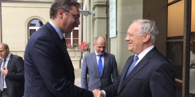 Bern, 22.06.2016. - Predsednik Svajcarske Johan Snajder-Aman i premijer Srbije Aleksandar Vucic rukuju se tokom danasnjeg sastanka u Bernu. (BETAPHOTO/KANCELARIJA ZA SARADNJU SA MEDIJIMA VLADE SRBIJE/DS)