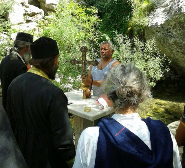 Освештавање воде на извору Питин