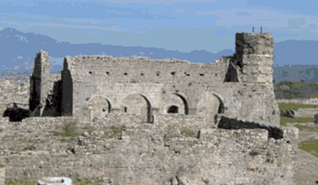 Црква Светог Стефана подигнута почетком 14 века налази се усредишњем делу тврђаве