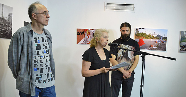 Са отварања изложбе /с лва на десно) Срђан Вукајловић, Иванка Лазовић, Иван Максимовић / Фото: БГБ