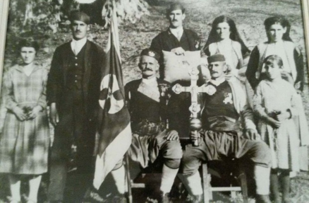 Породица Андровић са крстом 1930.