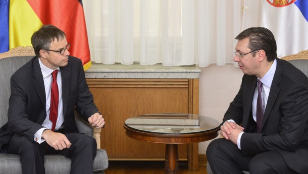 Са амбасадором Немачке Акселом Дитманом, о актуелној ситуацији у вези са мигрантима 2015.  (Фото: Танјуг/Раде Прелић)