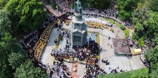 Учесници литије у Кијево-Печорској лаври