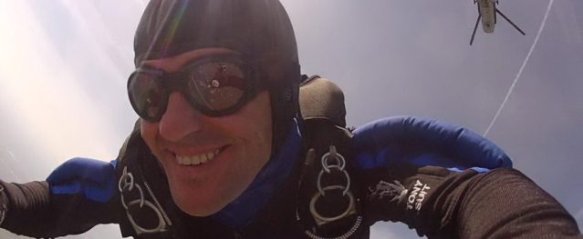 Јандрић приликом једног од својих скокова. Поред тога што је био инструктор падобранства у цивилству и некадашњи припадник 63. падобранске бригаде, у Војсци Србије радио је као опитни падобранац / Фото: Facebook