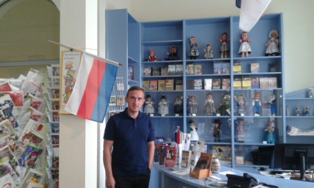 У културно-информативном центру. Лево, застава Лужичких Срба