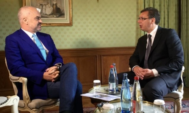 Је л' платио нешто за сликање са Вучићем: Еди Рама (лево) фото: Танјуг